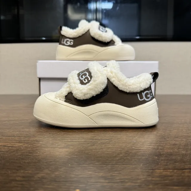 UGG Tasman 栗色和黑色羊毛衬里厚底运动鞋 14