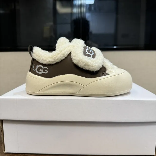 UGG Tasman 栗色和黑色羊毛衬里厚底运动鞋 15