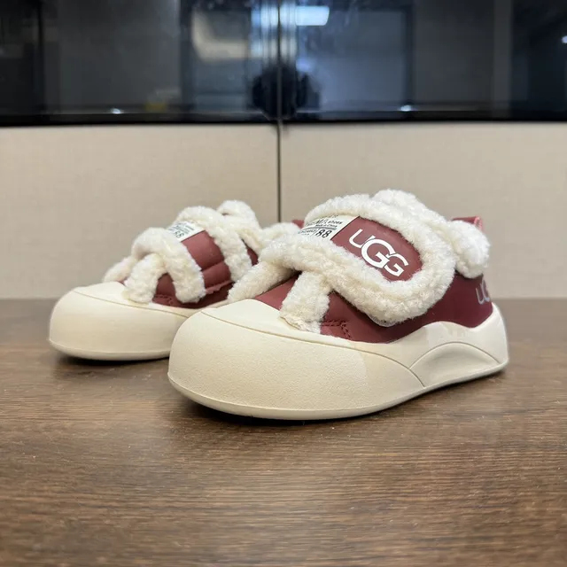 UGG Tasman 栗色和黑色羊毛衬里厚底运动鞋 18