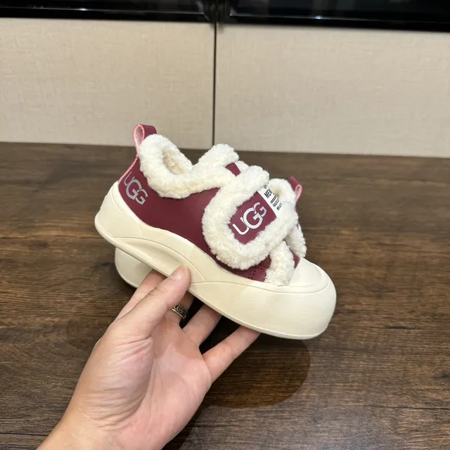 UGG Tasman 栗色和黑色羊毛衬里厚底运动鞋 20