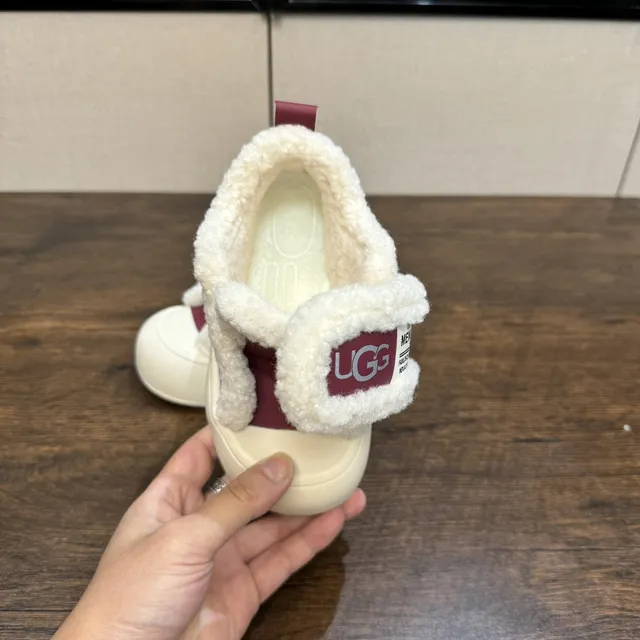 UGG Tasman 栗色和黑色羊毛衬里厚底运动鞋 21