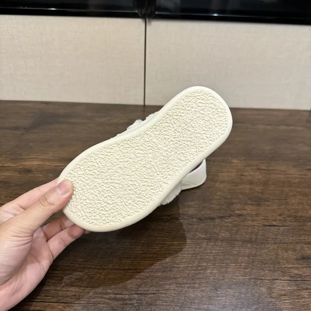 UGG Tasman 栗色和黑色羊毛衬里厚底运动鞋 22