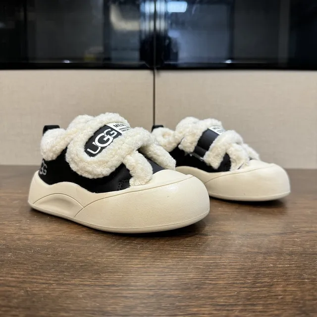 UGG Tasman 栗色和黑色羊毛衬里厚底运动鞋 24