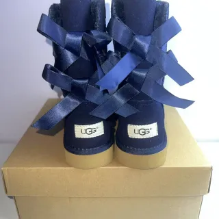 UGG Tasman 海军色缎带蝴蝶结雪靴