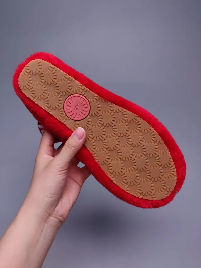 UGG Tasman Chaussons rouges en peluche avec logo et bride 3