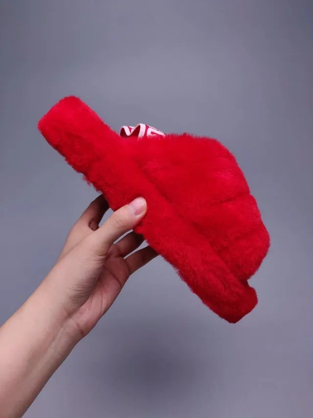 UGG Tasman Chaussons rouges en peluche avec logo et bride 6