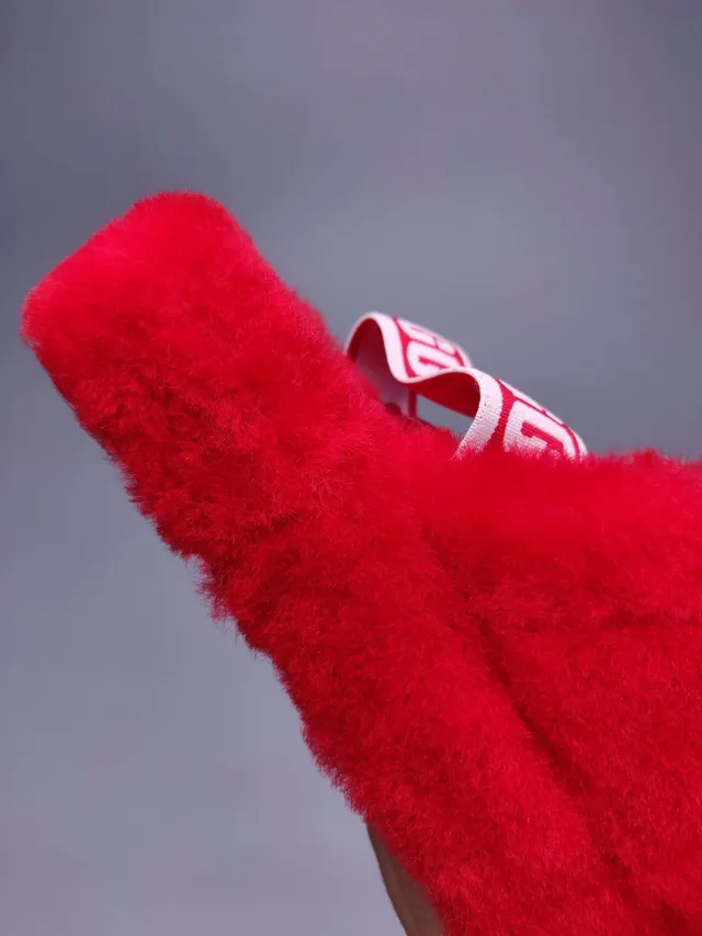 UGG Tasman Chaussons rouges en peluche avec logo et bride 9