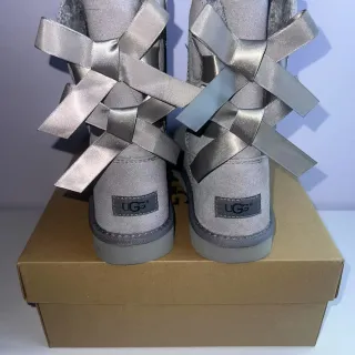 UGG Tasman चाँदी भूरा सुड स्नो बूट्स