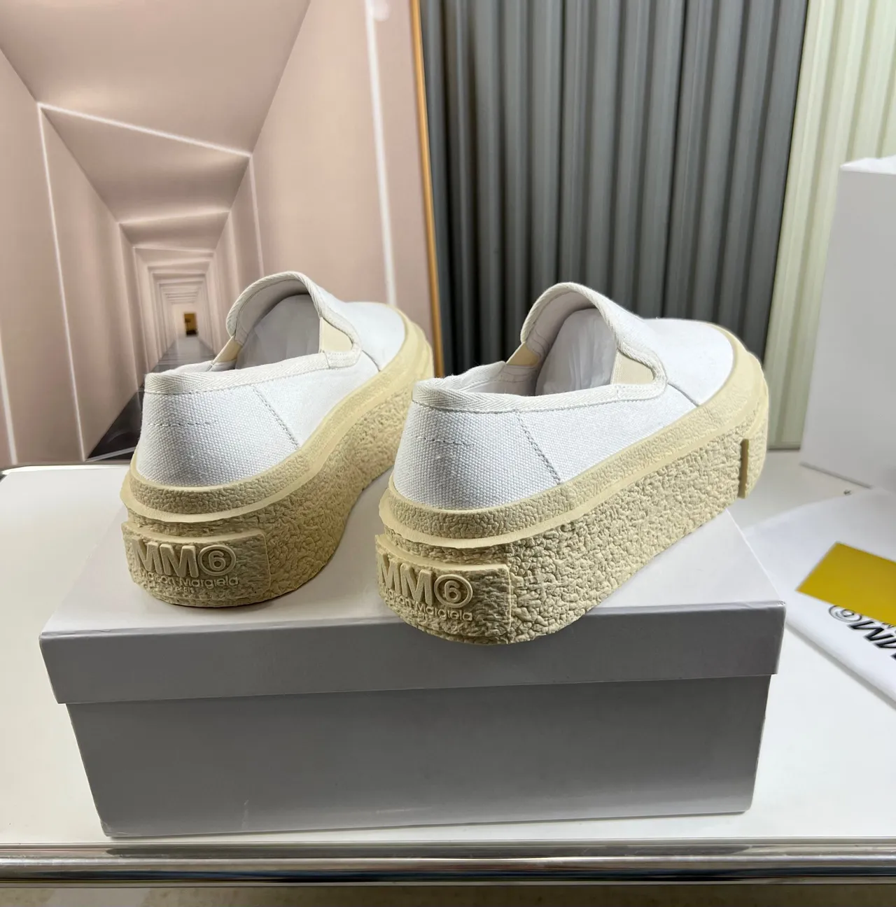 UMA WANG Chaussures Beige Blanc Slip-On Haut en Toile 6