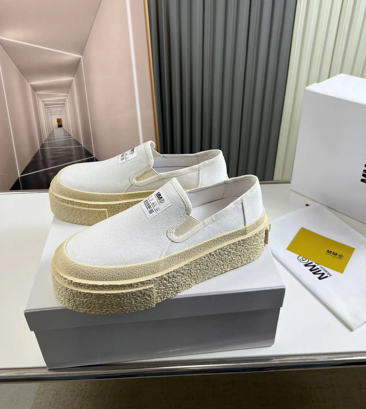 UMA WANG Chaussures Beige Blanc Slip-On Haut en Toile 8