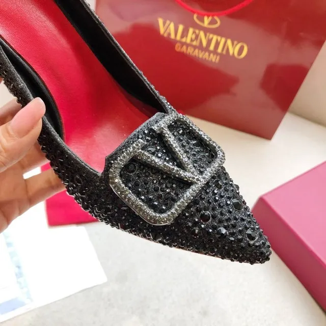 Valentino Scarpin Preto com Cristais Embellecido de Ponta 2
