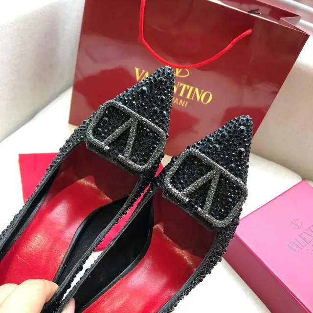 Valentino Scarpin Preto com Cristais Embellecido de Ponta 4