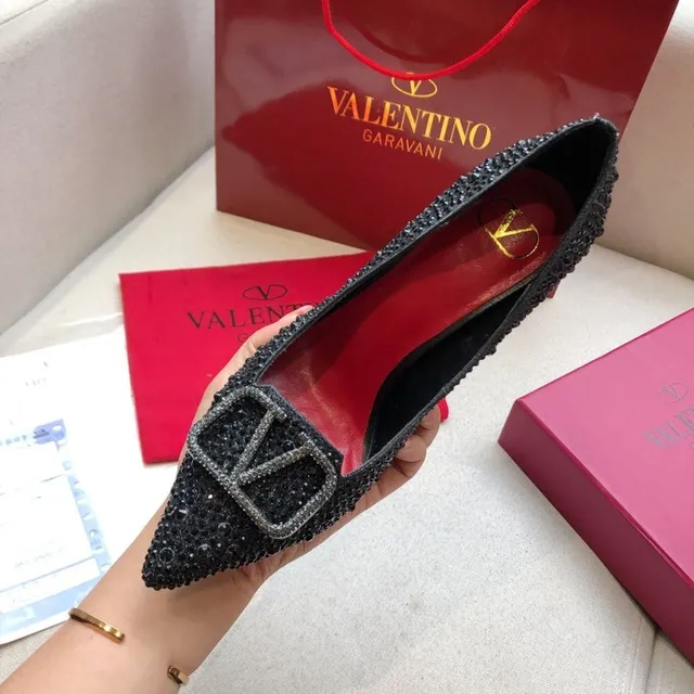 Valentino Scarpin Preto com Cristais Embellecido de Ponta 8