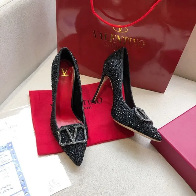 Valentino Scarpin Preto com Cristais Embellecido de Ponta 9