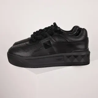 Valentino Negro Monocromo Pirámide Detalle de Tachuela Zapatillas Lifestyle