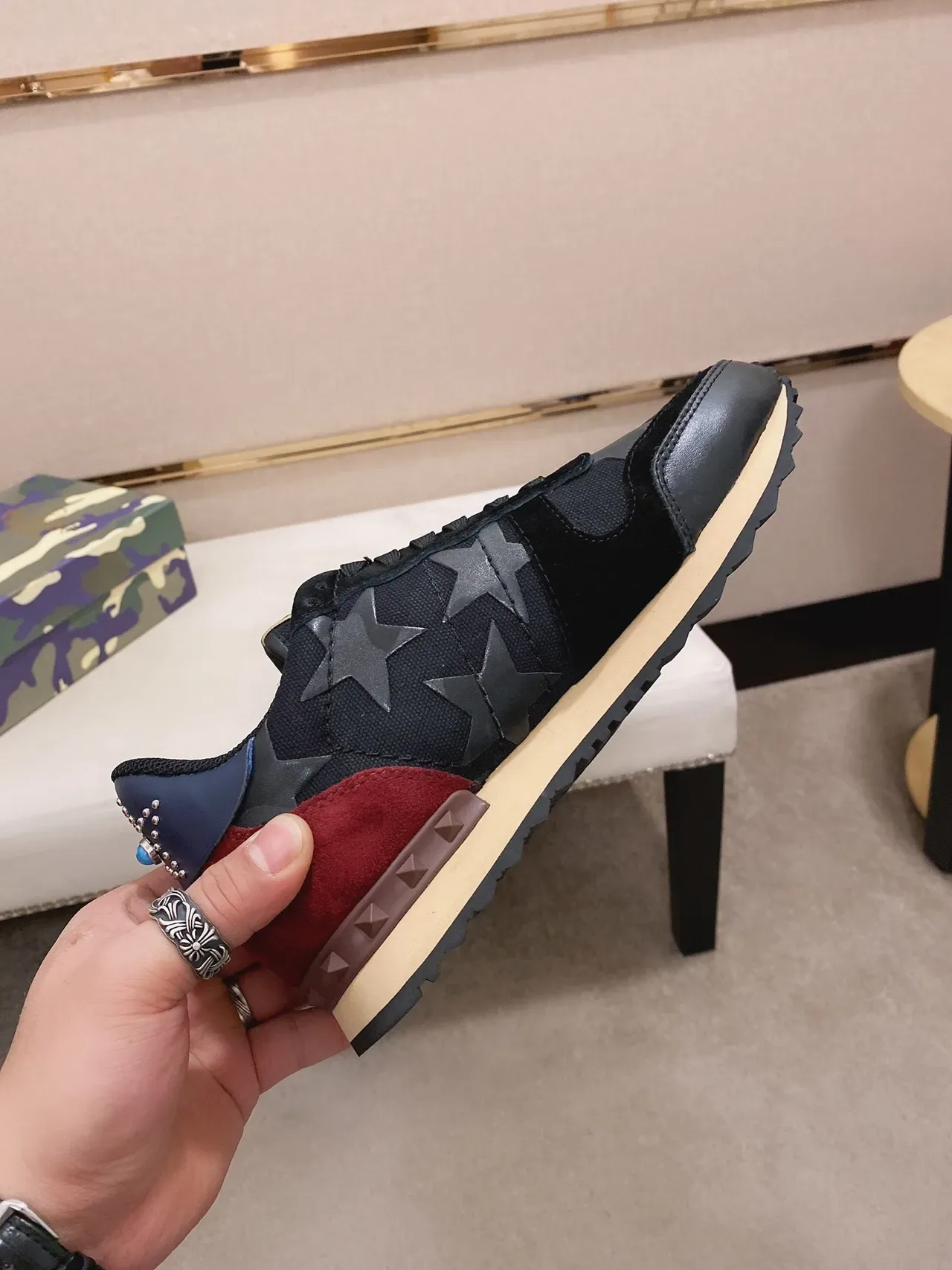 Valentino Garavani Rockstud Runner काला लाल भूरा जीवनशैली स्नीकर 2