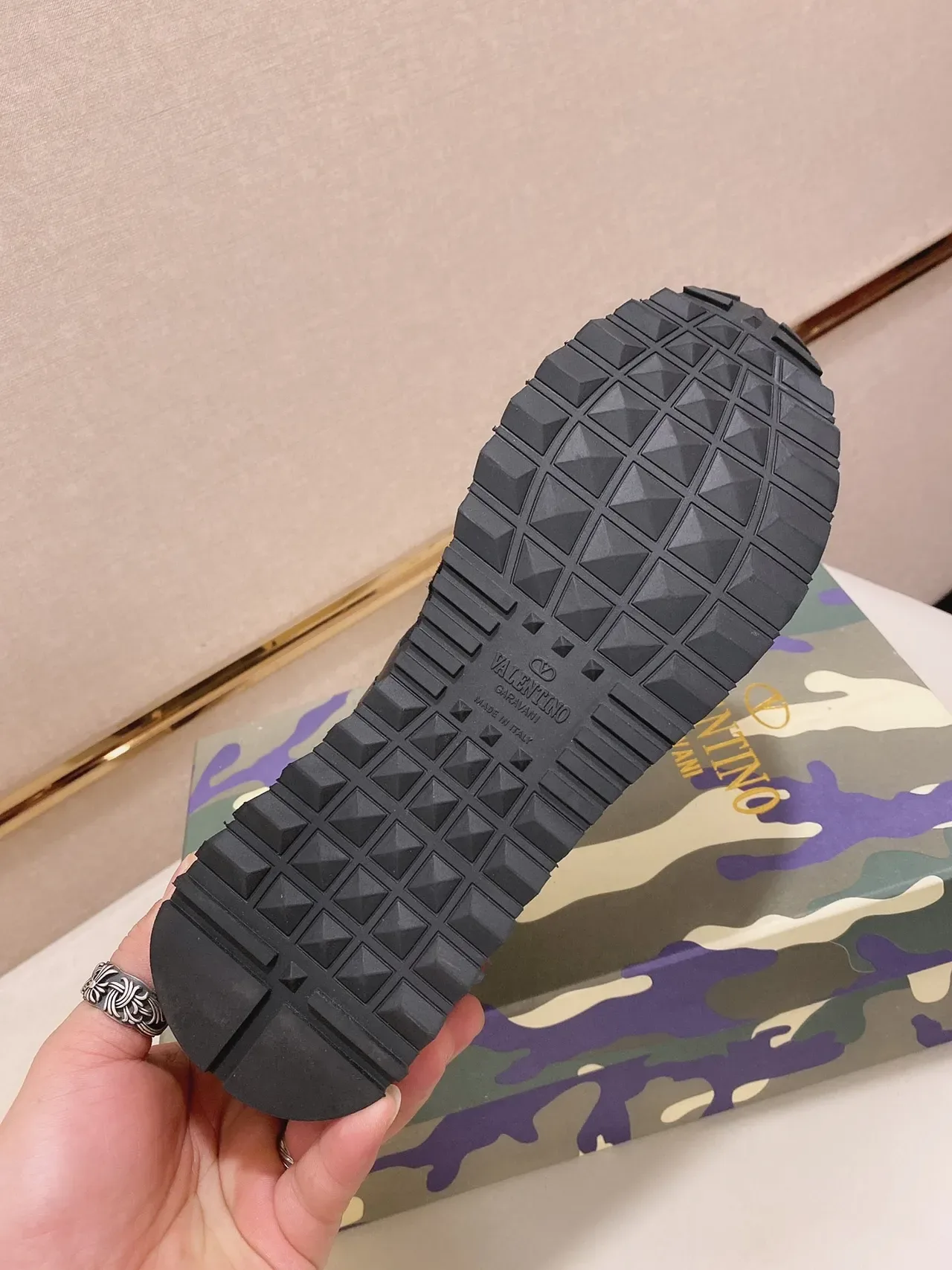 Valentino Garavani Rockstud Runner काला लाल भूरा जीवनशैली स्नीकर 3