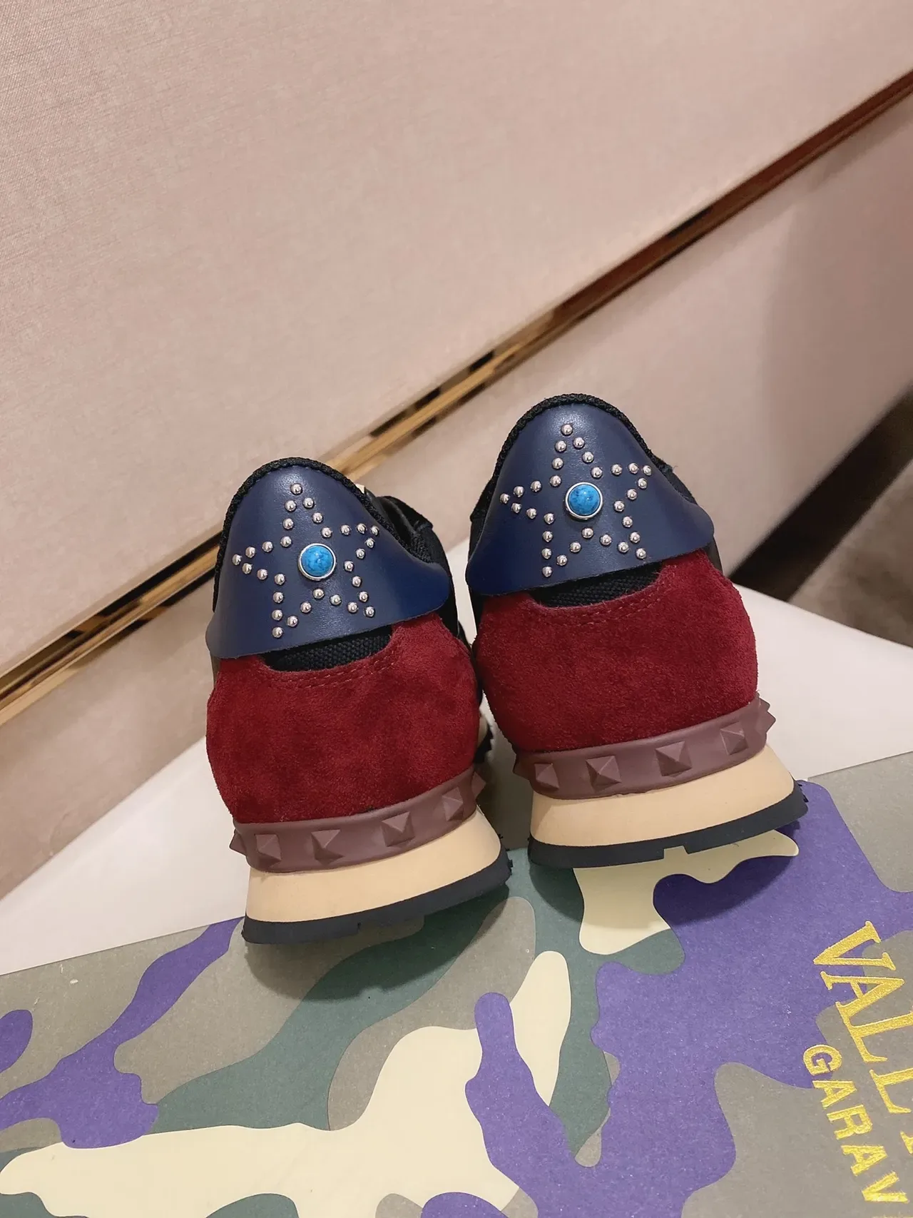 Valentino Garavani Rockstud Runner काला लाल भूरा जीवनशैली स्नीकर 4