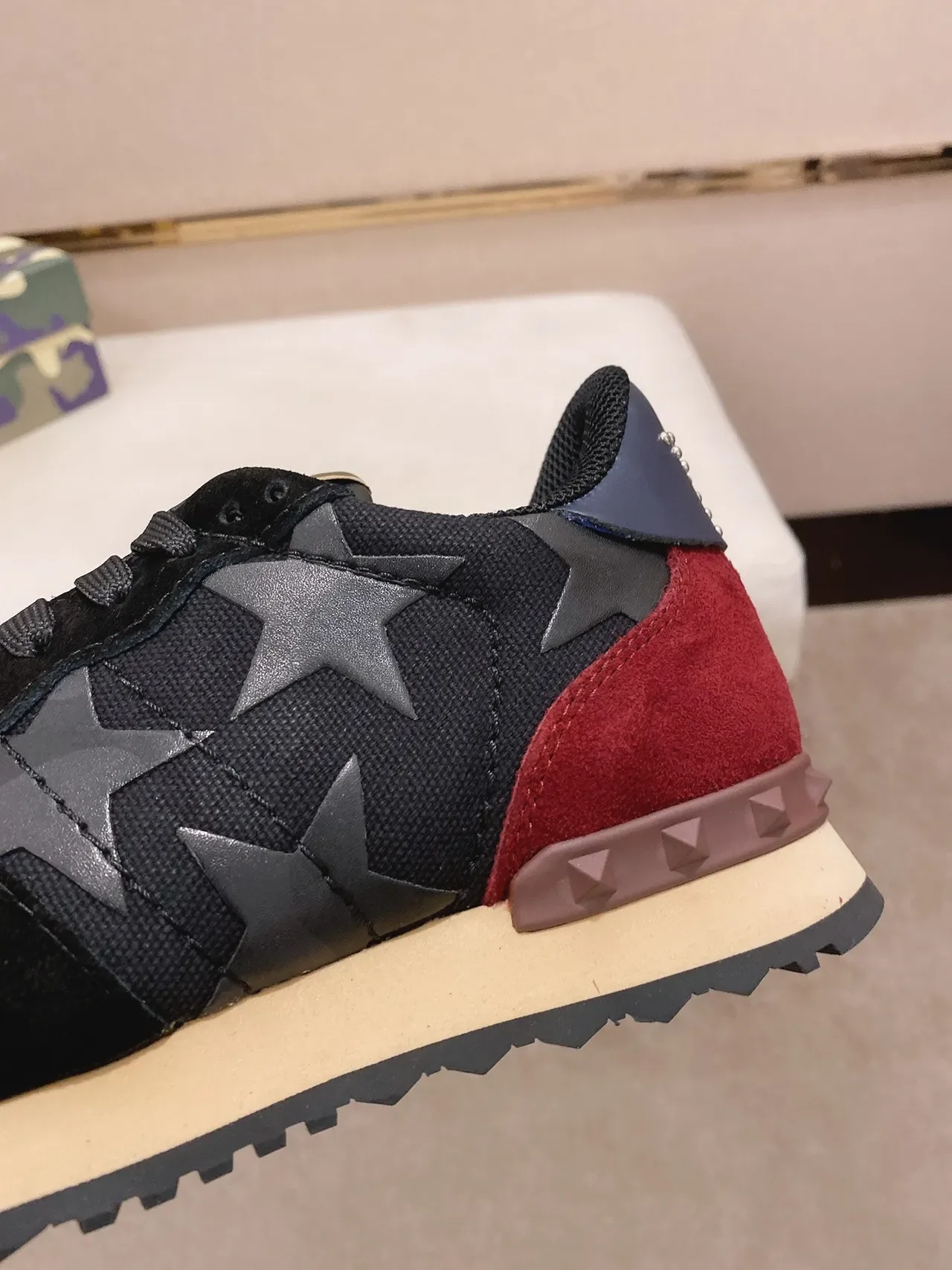 Valentino Garavani Rockstud Runner काला लाल भूरा जीवनशैली स्नीकर 5