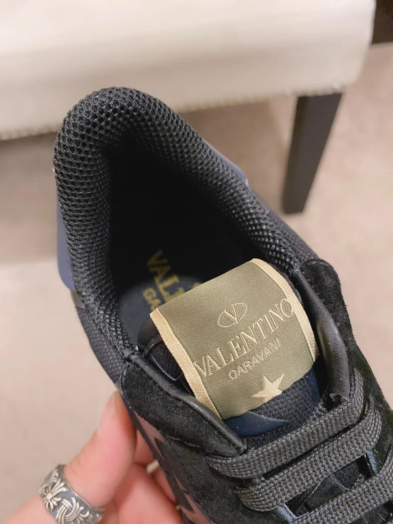 Valentino Garavani Rockstud Runner काला लाल भूरा जीवनशैली स्नीकर 6
