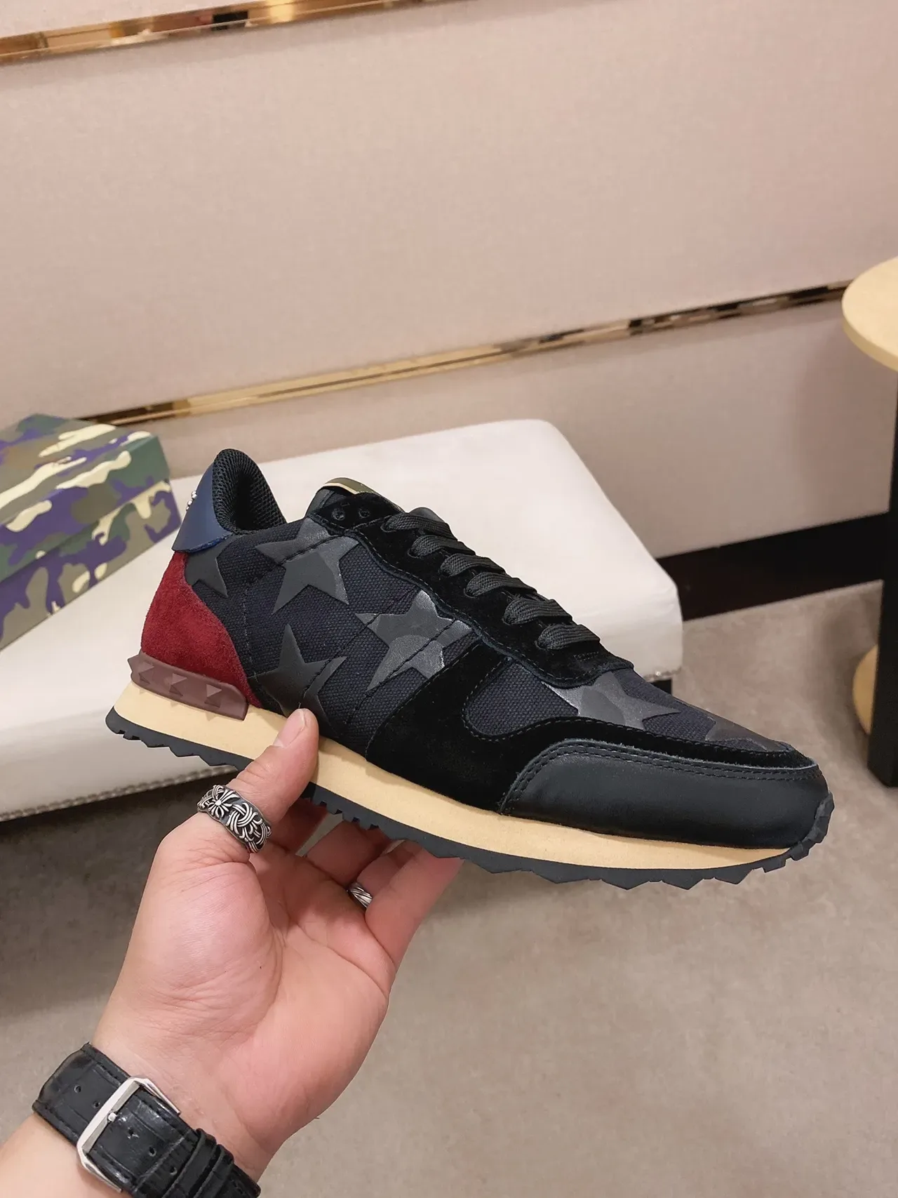 Valentino Garavani Rockstud Runner काला लाल भूरा जीवनशैली स्नीकर 7