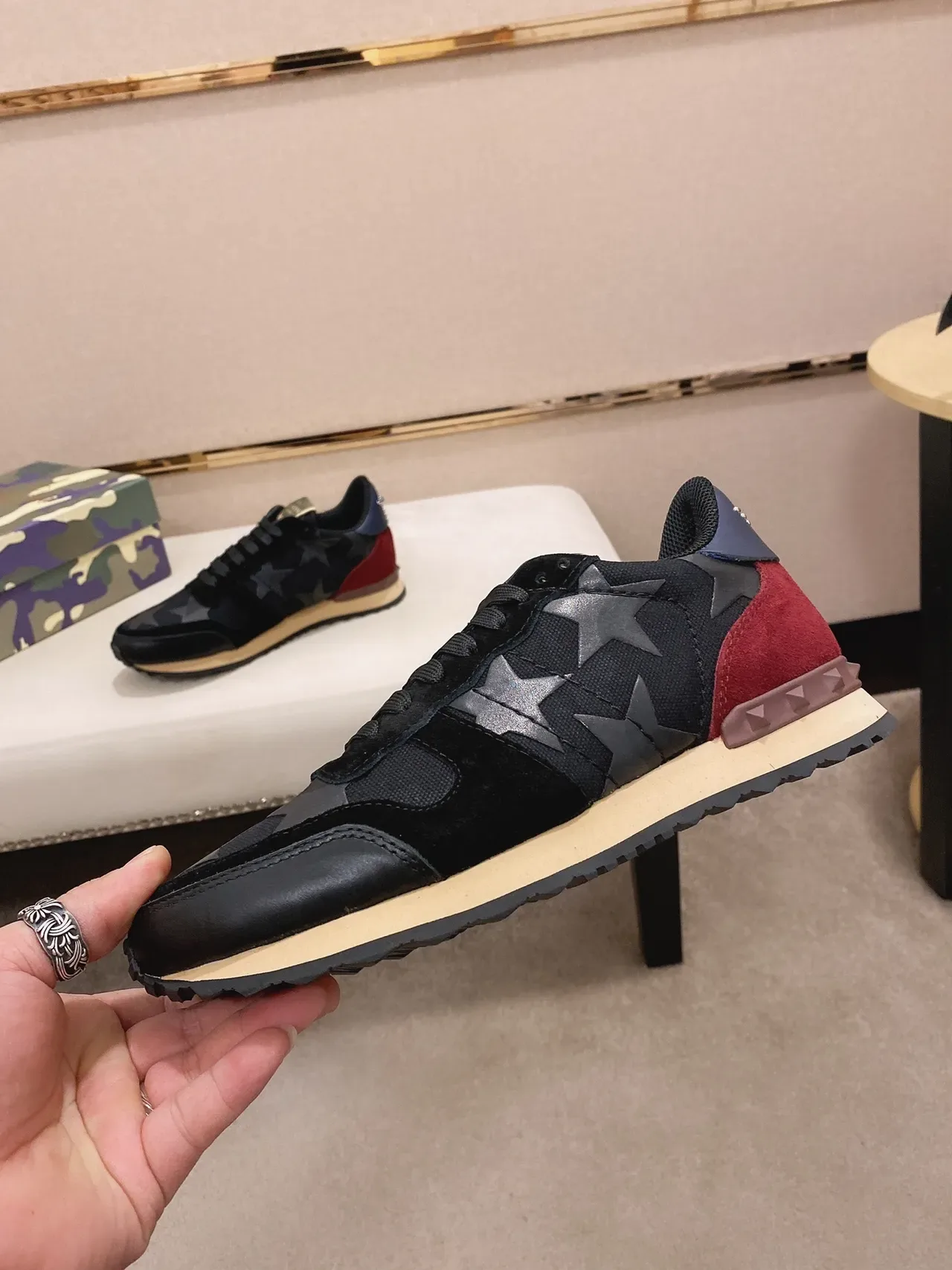 Valentino Garavani Rockstud Runner काला लाल भूरा जीवनशैली स्नीकर 8