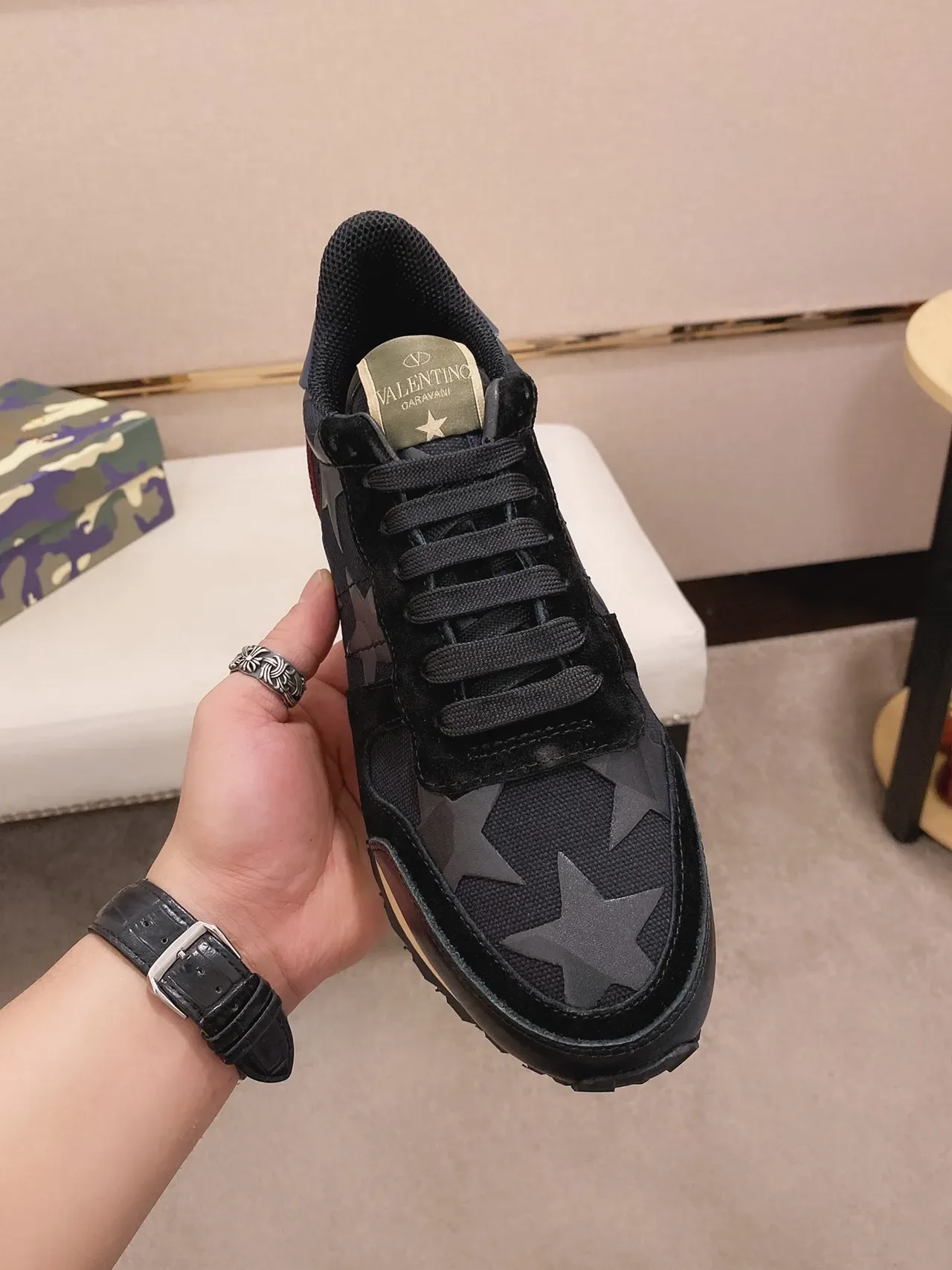 Valentino Garavani Rockstud Runner काला लाल भूरा जीवनशैली स्नीकर 9
