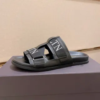 Valentino Garavani VLTN Slide Chinelos pretos