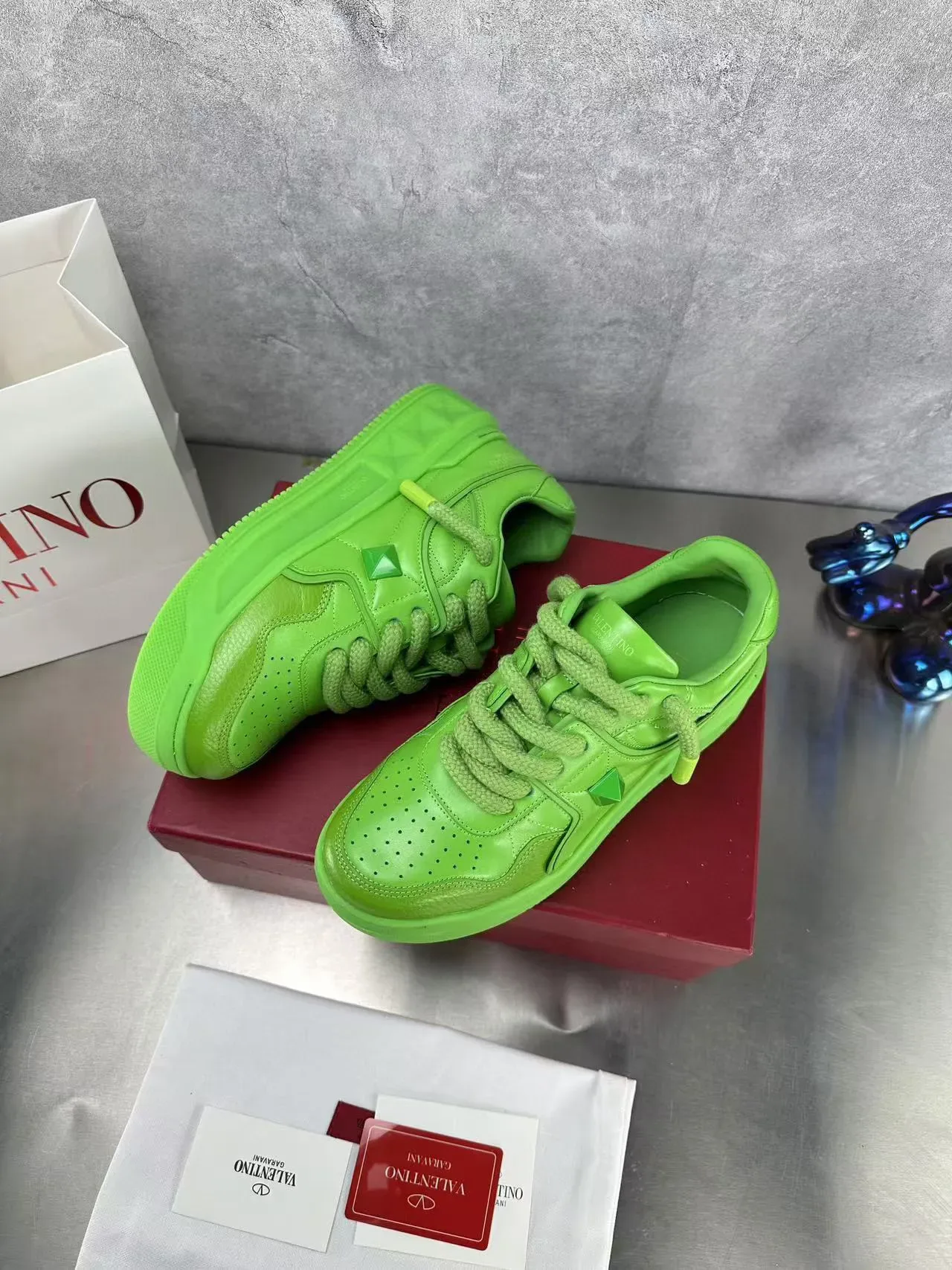 Valentino সবুজ ছিদ্রযুক্ত চামড়া মোটা প্ল্যাটফর্ম সোল জীবনধারা স্নীকার 3