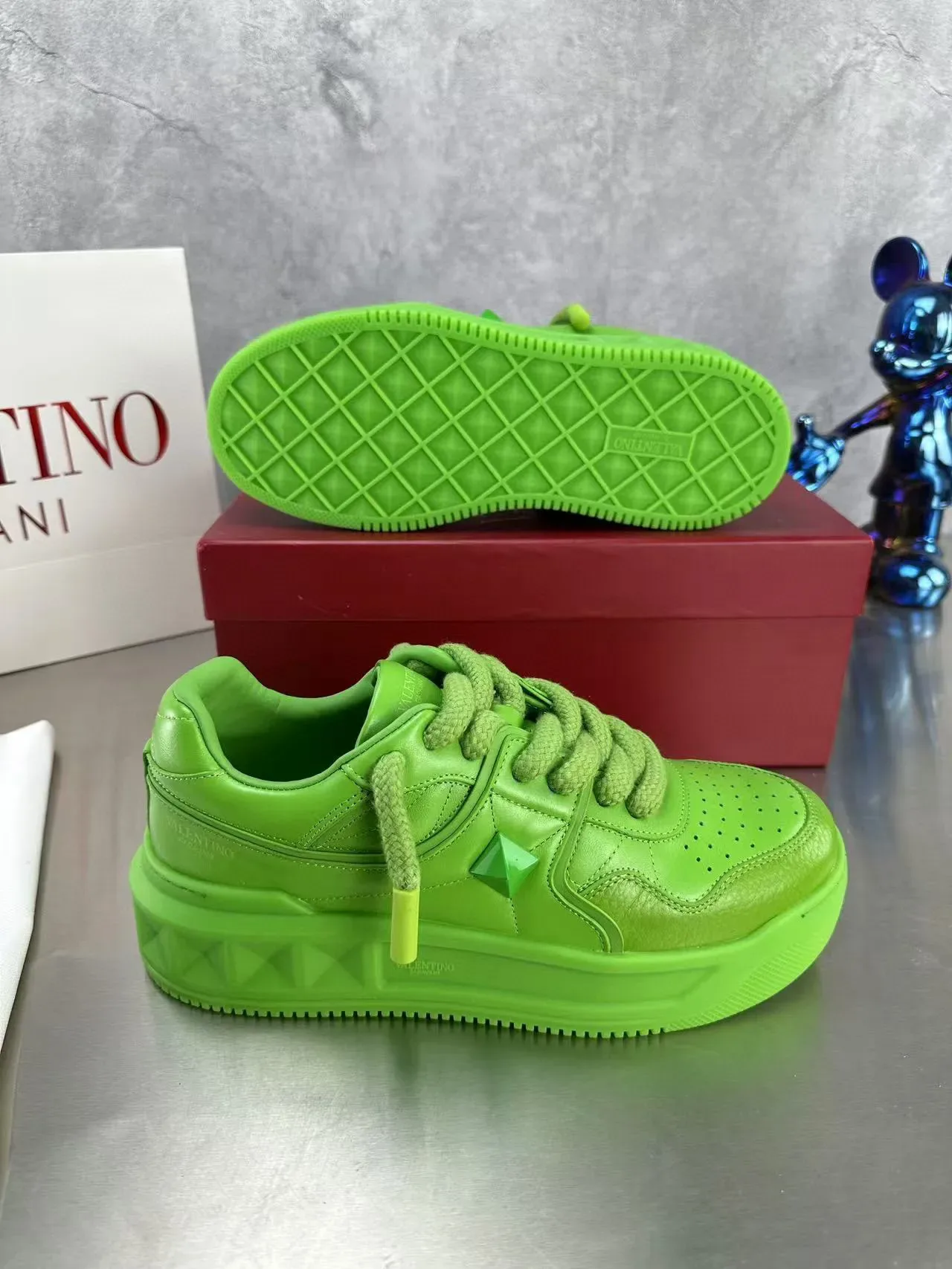 Valentino সবুজ ছিদ্রযুক্ত চামড়া মোটা প্ল্যাটফর্ম সোল জীবনধারা স্নীকার 6