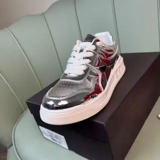 Valentino Rockstud मेटालिक क्रोम और रेड लाइफस्टाइल स्नीकरज़