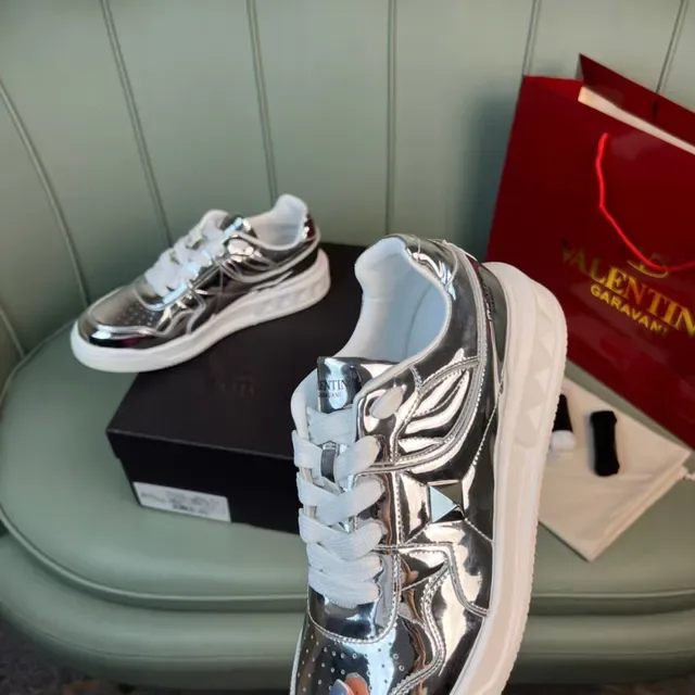 Valentino Rockstud মেটালিক ক্রোম এবং লাল লাইফস্টাইল স্নিকার্স 3