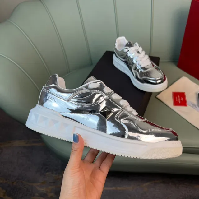 Valentino Rockstud মেটালিক ক্রোম এবং লাল লাইফস্টাইল স্নিকার্স 4