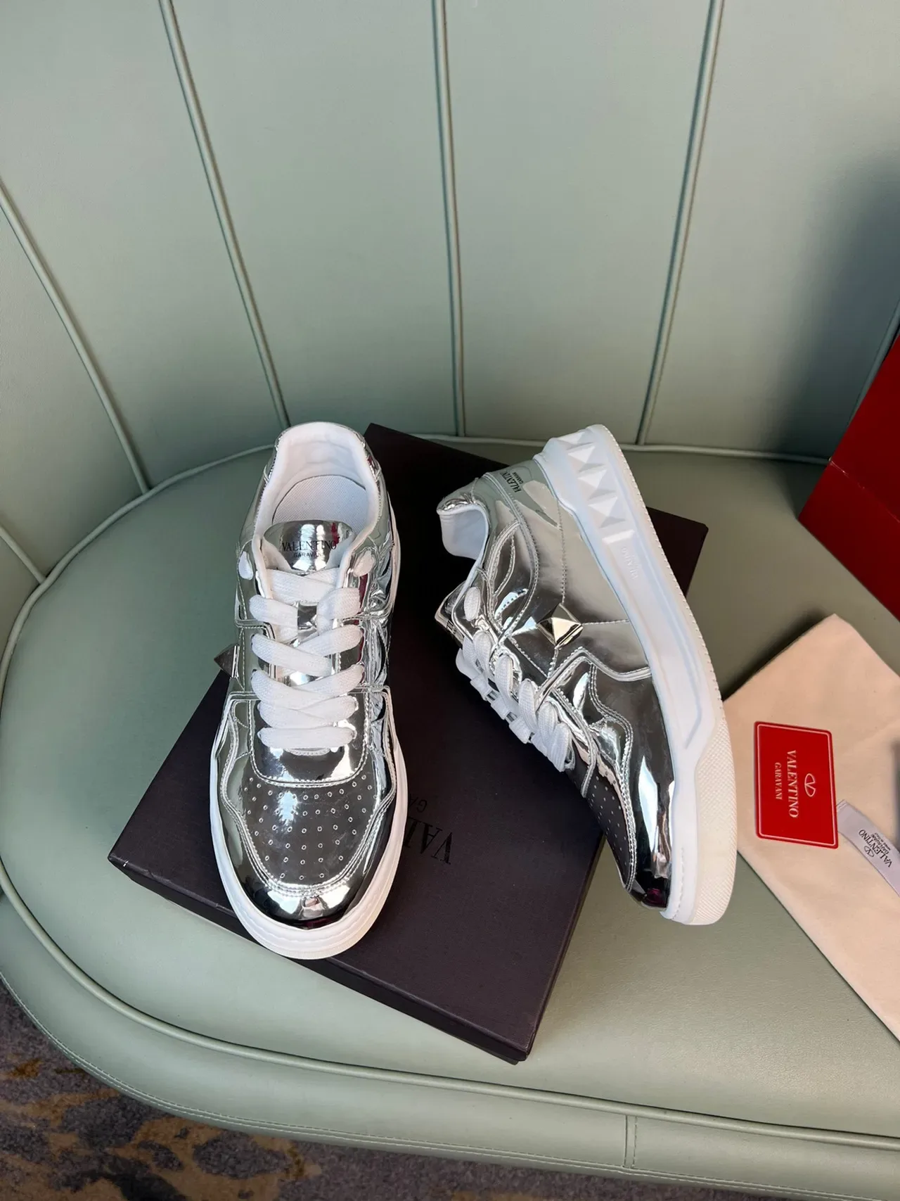 Valentino Rockstud মেটালিক ক্রোম এবং লাল লাইফস্টাইল স্নিকার্স 5