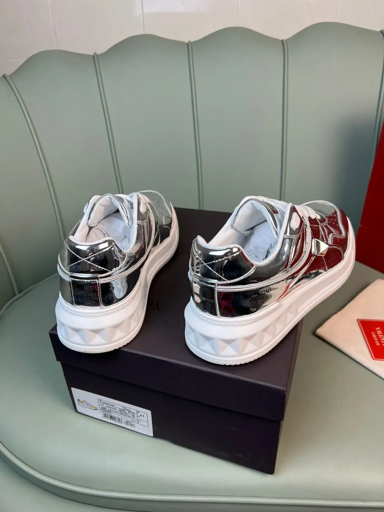 Valentino Rockstud মেটালিক ক্রোম এবং লাল লাইফস্টাইল স্নিকার্স 6
