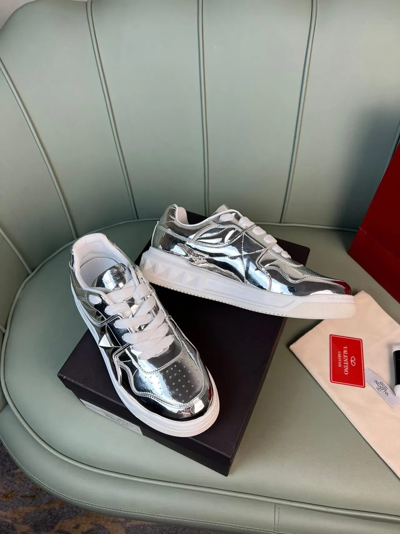 Valentino Rockstud মেটালিক ক্রোম এবং লাল লাইফস্টাইল স্নিকার্স 7