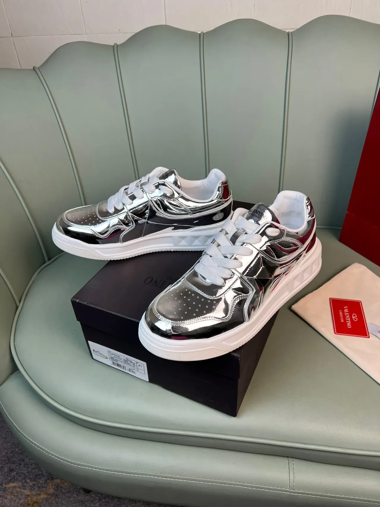 Valentino Rockstud মেটালিক ক্রোম এবং লাল লাইফস্টাইল স্নিকার্স 8