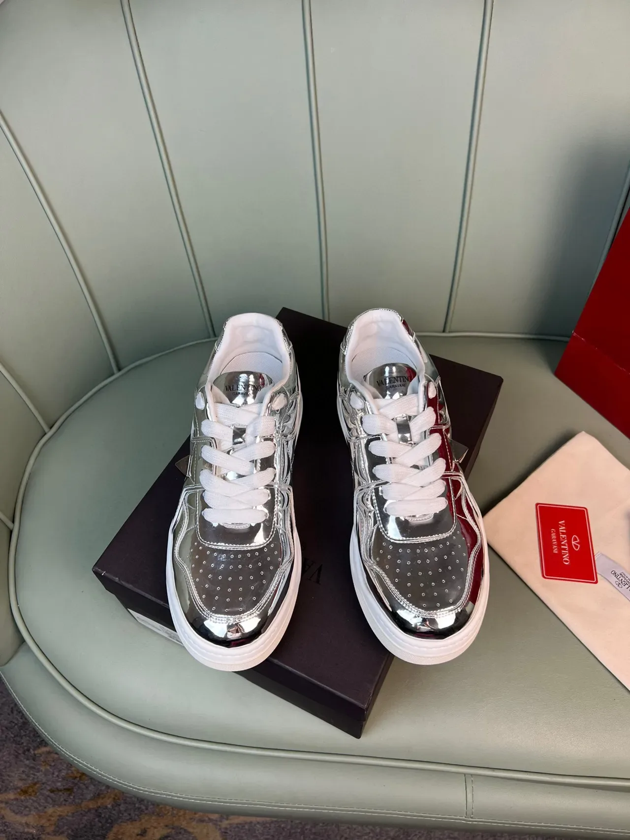Valentino Rockstud মেটালিক ক্রোম এবং লাল লাইফস্টাইল স্নিকার্স 9