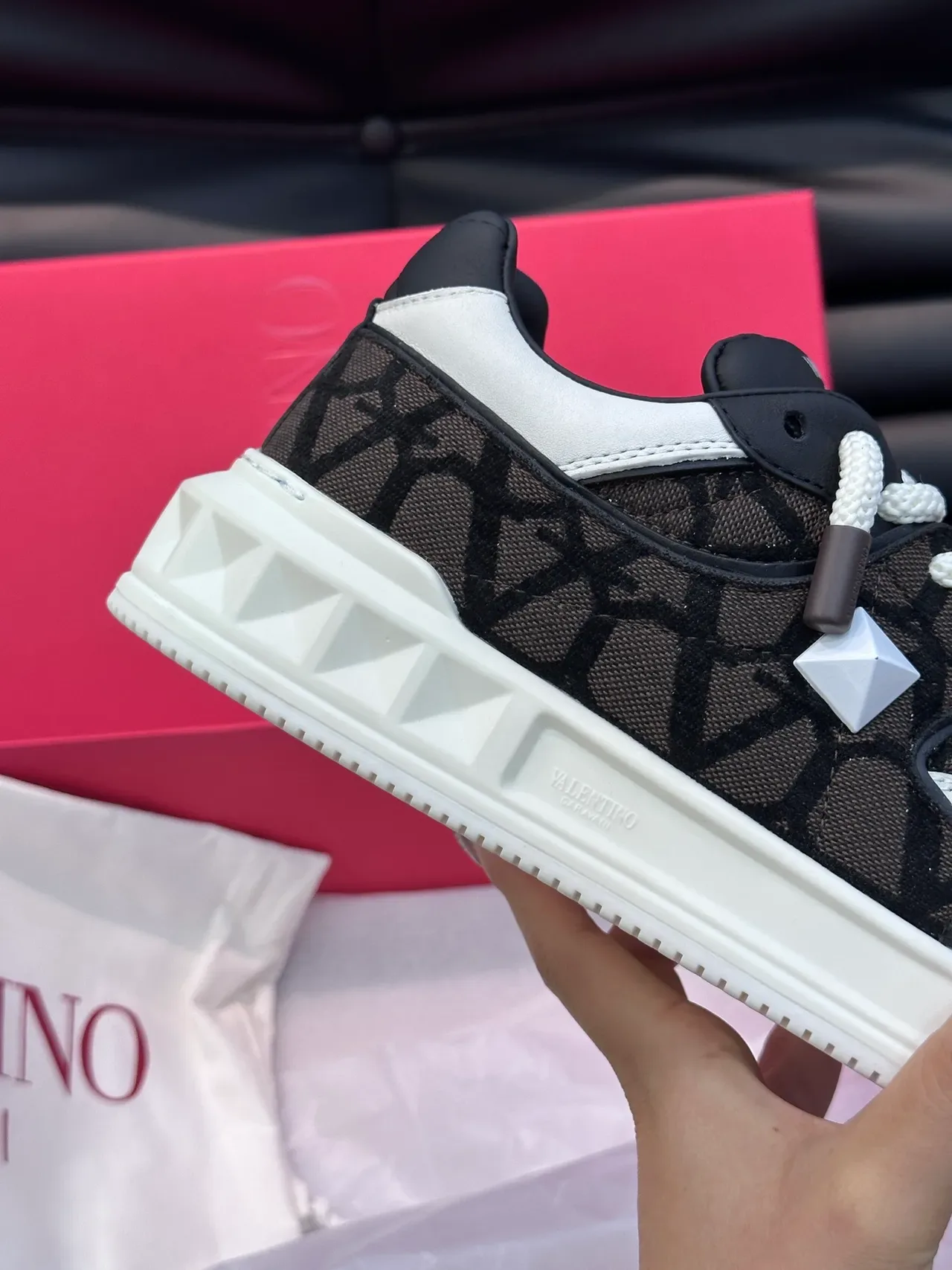 瓦伦蒂诺 Rockstud Monogram 网面和皮革厚底运动鞋 3