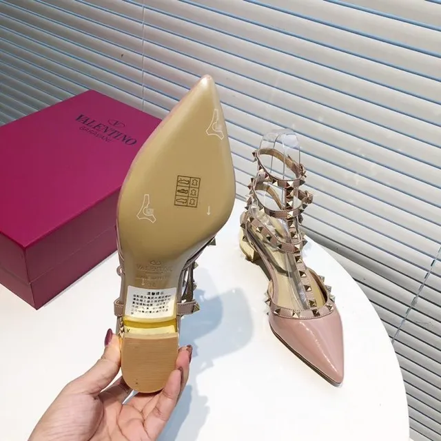 Valentino Rockstud নিউড প্যাটেন্ট লেদার স্টাডেড পাম্পস 2