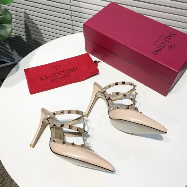 Valentino Rockstud Saltos com tiras em gaiola cor nude com tachinhas 2