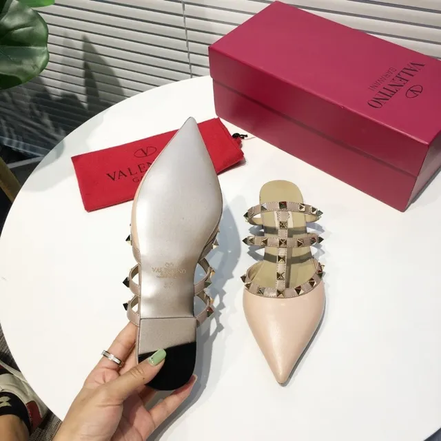Valentino Rockstud Saltos com tiras em gaiola cor nude com tachinhas 3