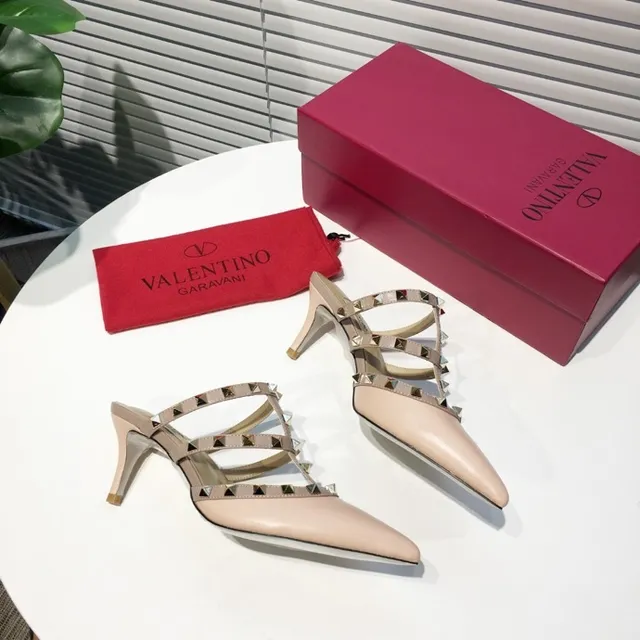Valentino Rockstud Saltos com tiras em gaiola cor nude com tachinhas 4