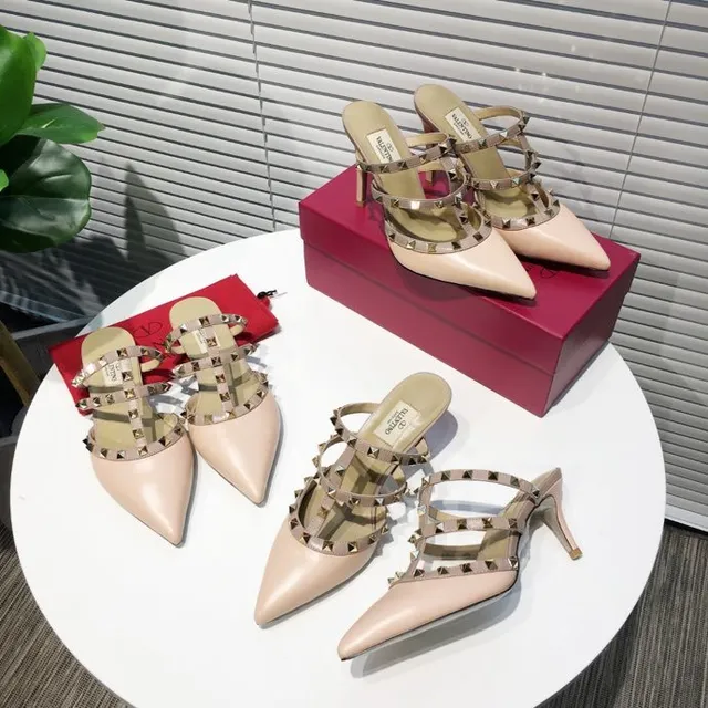 Valentino Rockstud Saltos com tiras em gaiola cor nude com tachinhas 5