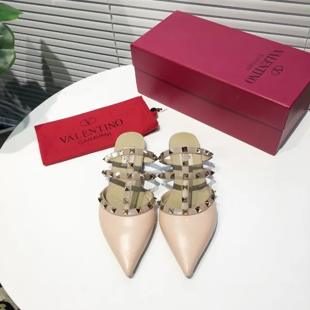 Valentino Rockstud Saltos com tiras em gaiola cor nude com tachinhas 7