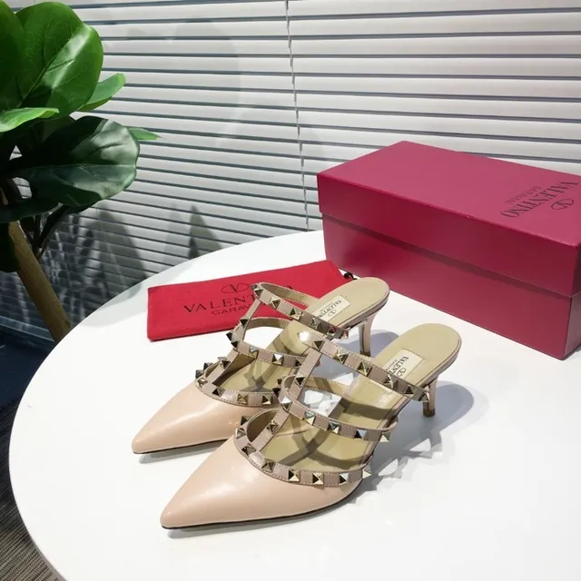Valentino Rockstud Saltos com tiras em gaiola cor nude com tachinhas 9