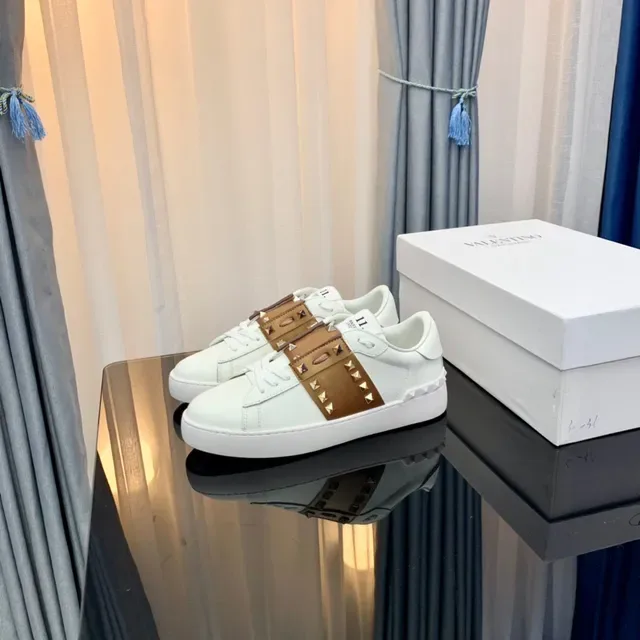 Valentino Rockstud सफेद और टैन स्टडेड लाइफस्टाइल स्नीकर 2