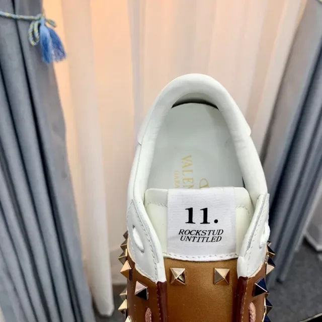 Valentino Rockstud सफेद और टैन स्टडेड लाइफस्टाइल स्नीकर 3