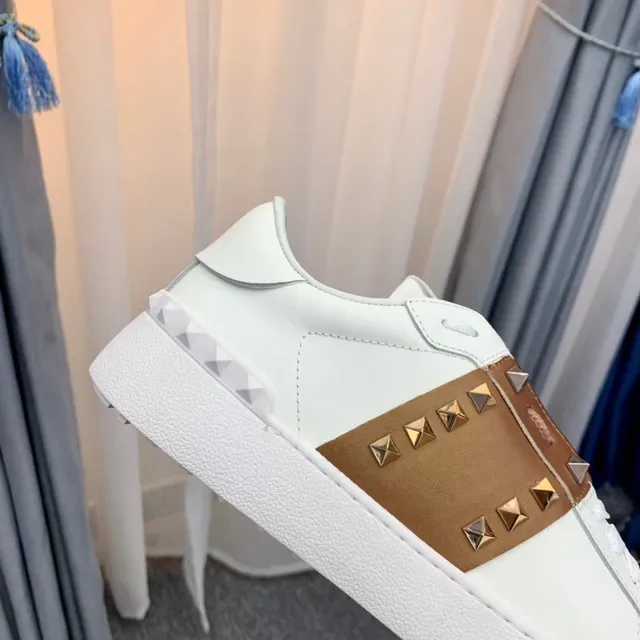 Valentino Rockstud सफेद और टैन स्टडेड लाइफस्टाइल स्नीकर 4