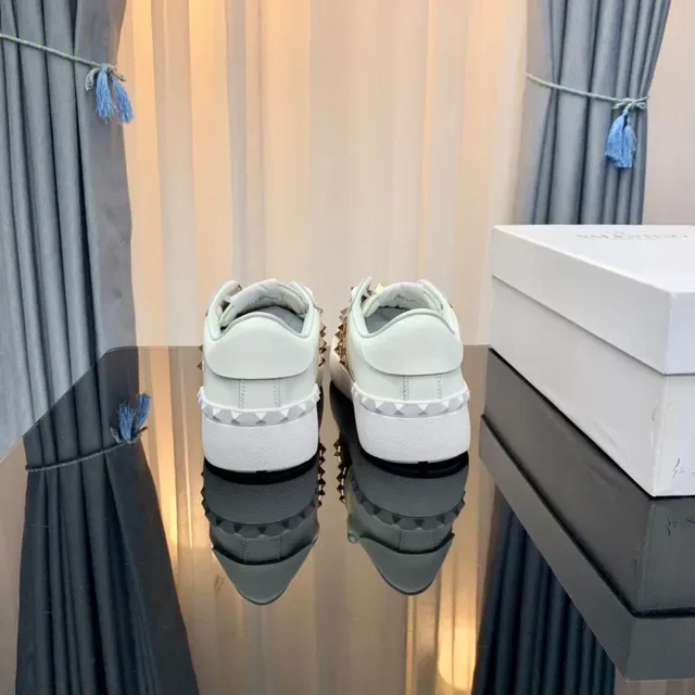 Valentino Rockstud सफेद और टैन स्टडेड लाइफस्टाइल स्नीकर 5